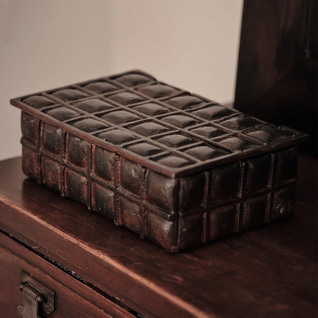 Me Cuadra Heavy Cast Iron Box of Squares